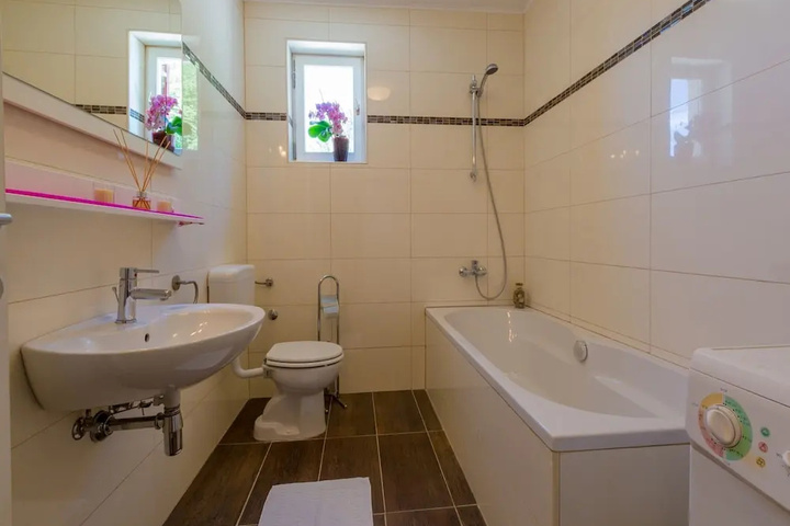 Room 7 of 18