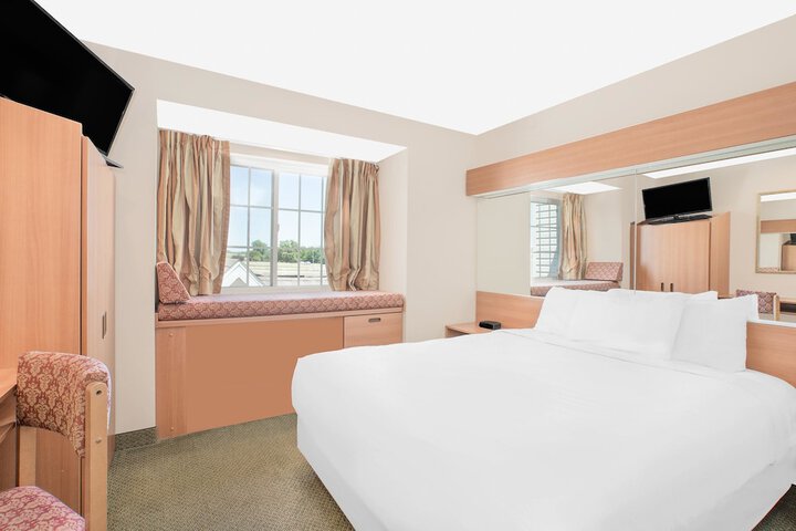 1 Queen Bed (11 of 16)