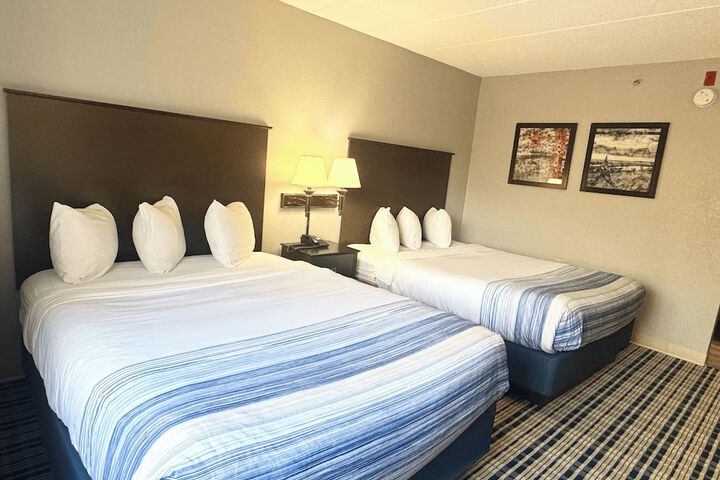 2 Queen Beds Mobility Accessible (5 of 13)