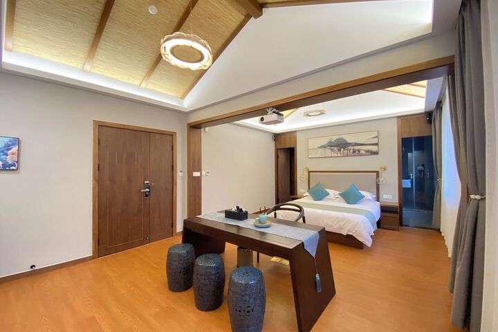 Room 12 of 118