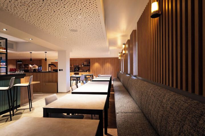 Lounge 46 of 84