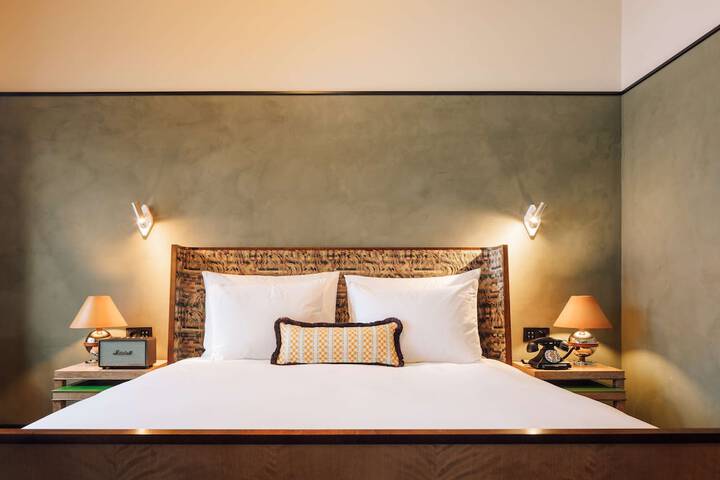 Room 28 of 146