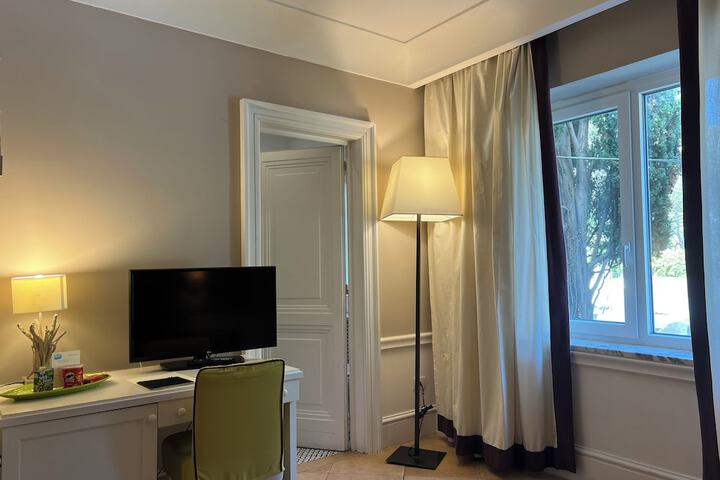 Room 53 of 143