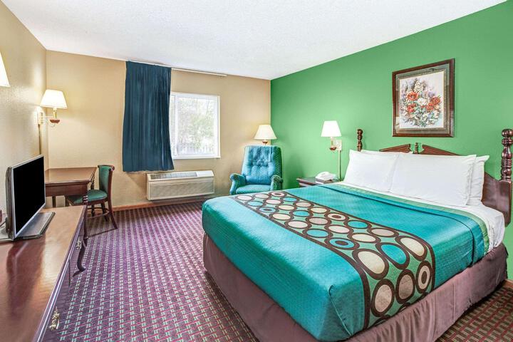 1 Queen Bed (8 of 12)