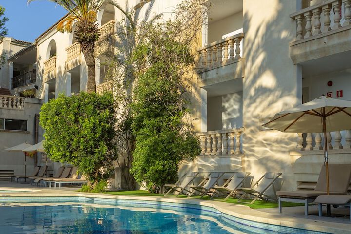 Hotel with Pool