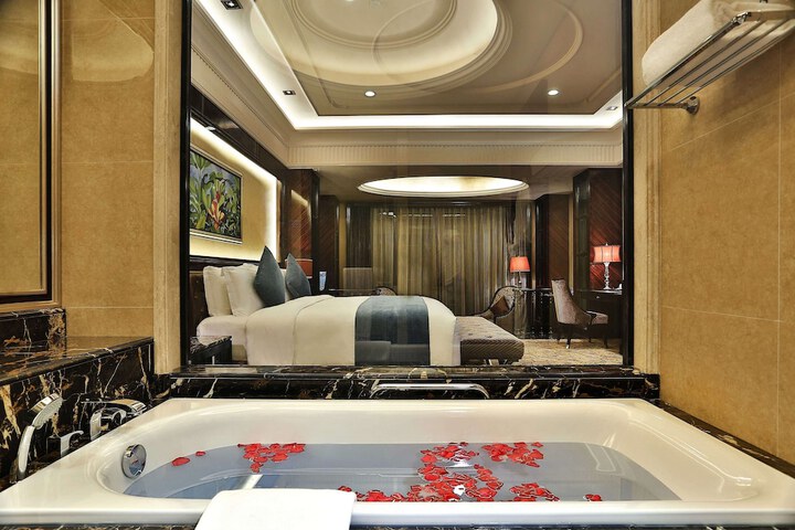 Room 5 of 16