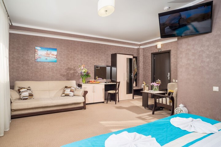 Room 8 of 27