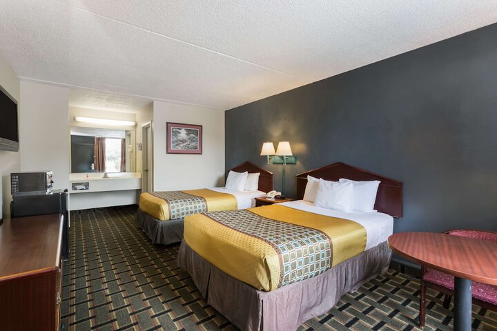 2 Double Beds (4 of 8)