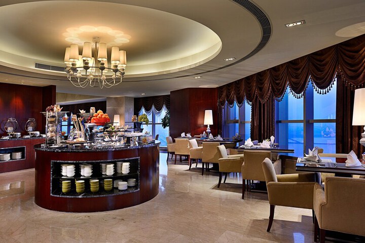 Lounge 105 of 143