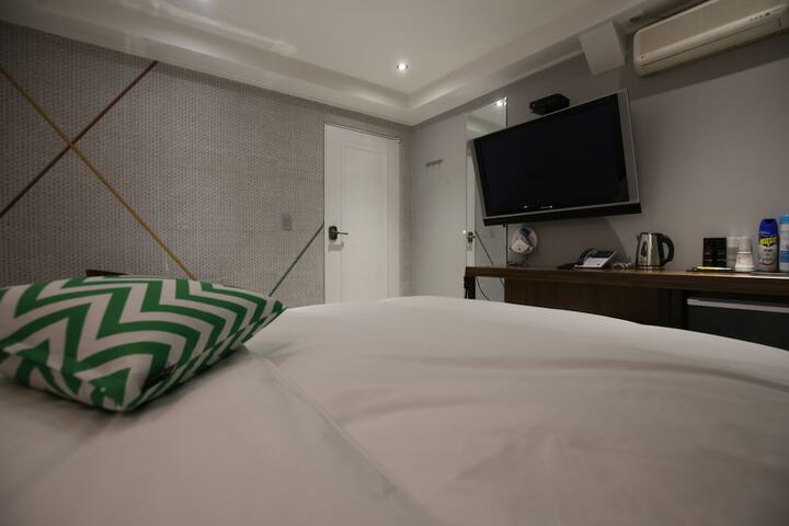 Room 8 of 20