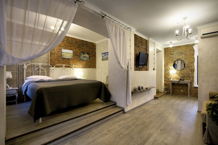 Room 7 of 32