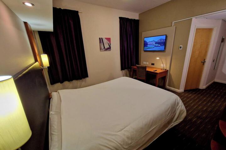 Room 10 of 16