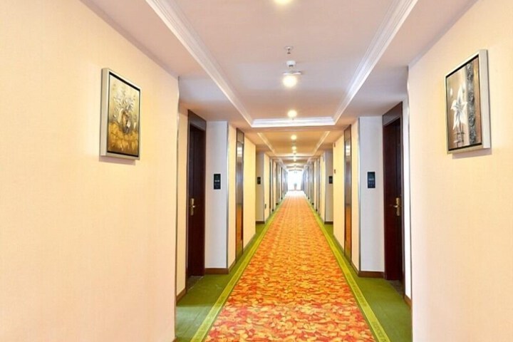 Ballroom/Hall 20 of 25