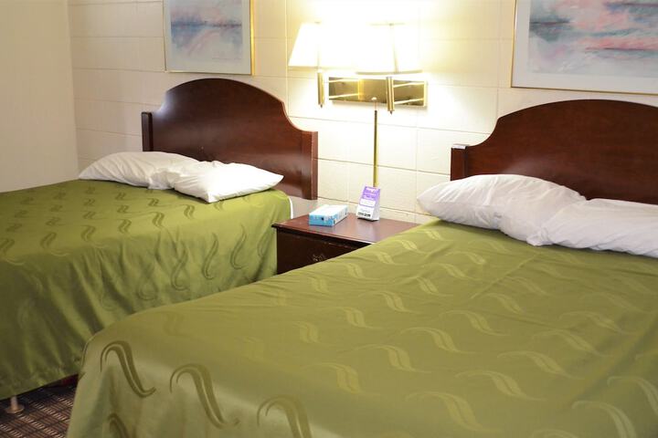 2 Queen Beds (7 of 9)