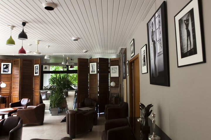 Lounge 42 of 62
