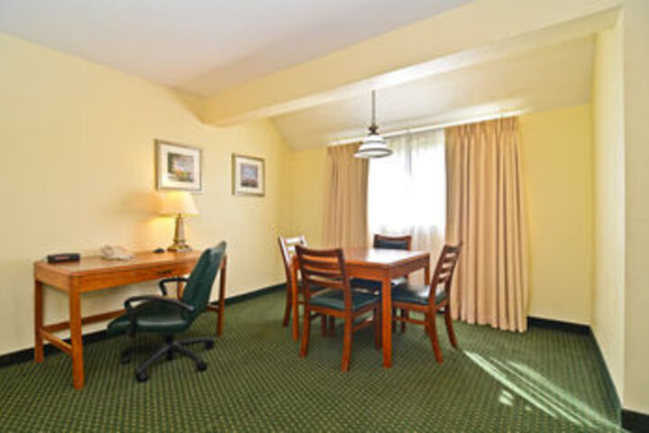 Hotel Suite Photo