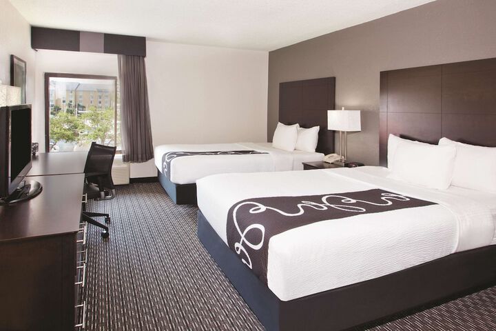 2 Double Beds (6 of 8)