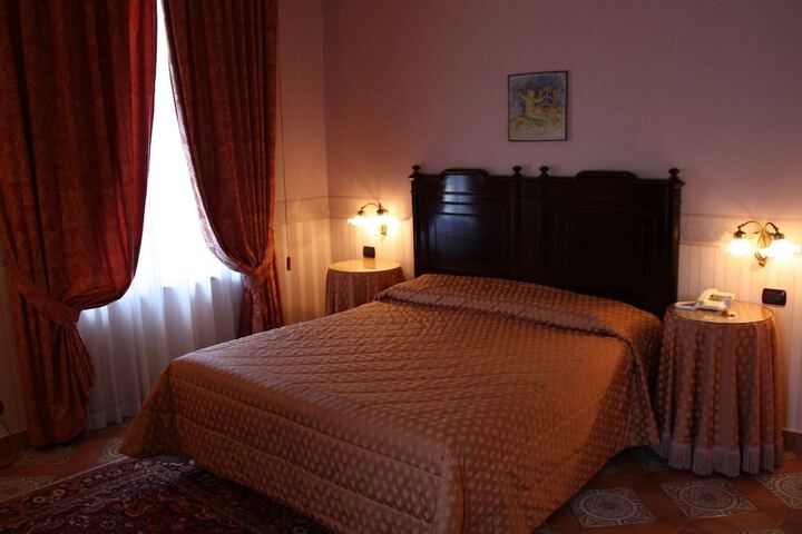 Room 17 of 38