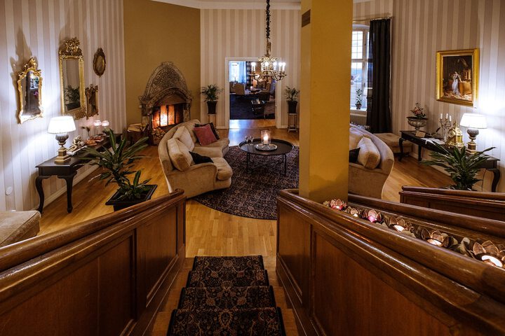 Lobby lounge