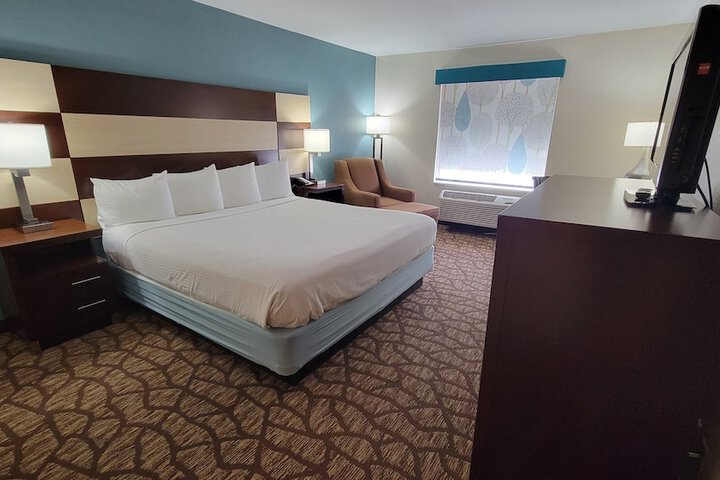 1 King Bed Executive Room, Microwave and Refrigerator High Speed Internet Accessible Shower Only Full Breakfast (11 of 11)