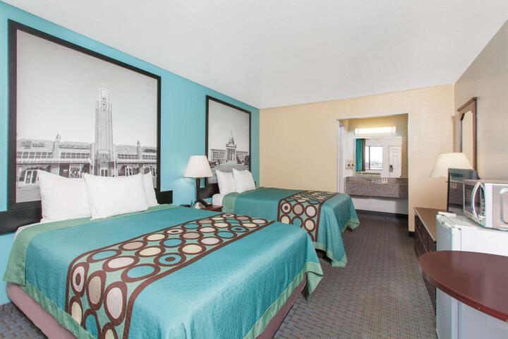 1 Queen Bed (5 of 13)