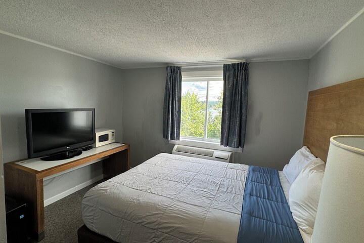 1 Queen Bed (2 of 6)
