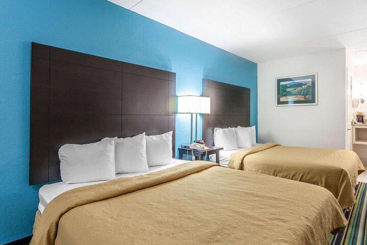 2 Double Beds (7 of 9)