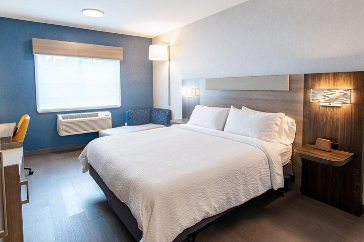 Standard | King Bed (4 of 13)
