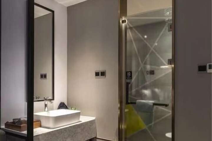 Room 11 of 24