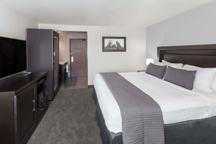 1 King Bed (3 of 11)