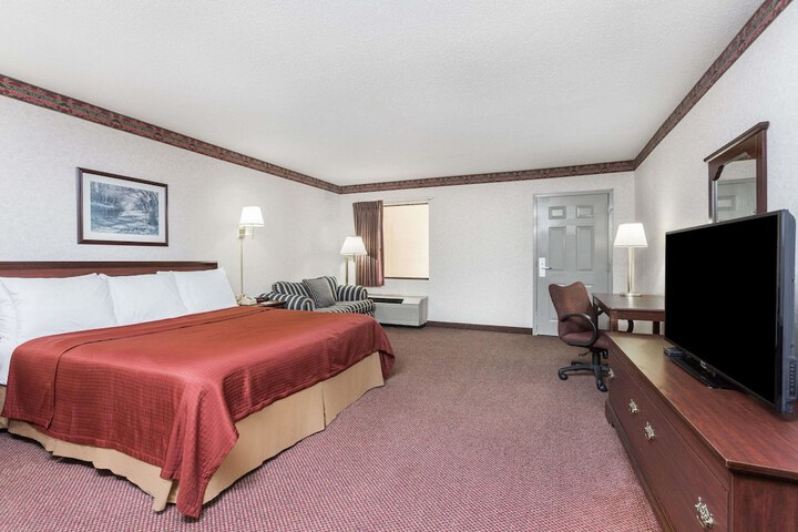 1 King Bed (10 of 12)