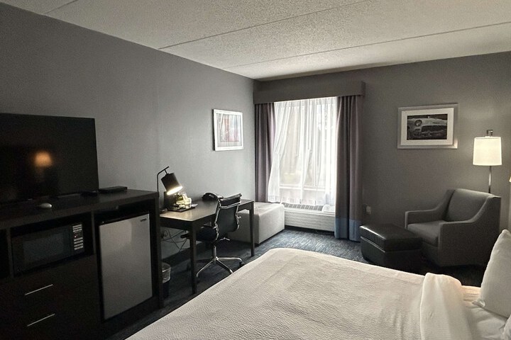 1 King Bed Microwave and Refrigerator WiFi Full Breakfast (12 of 14)