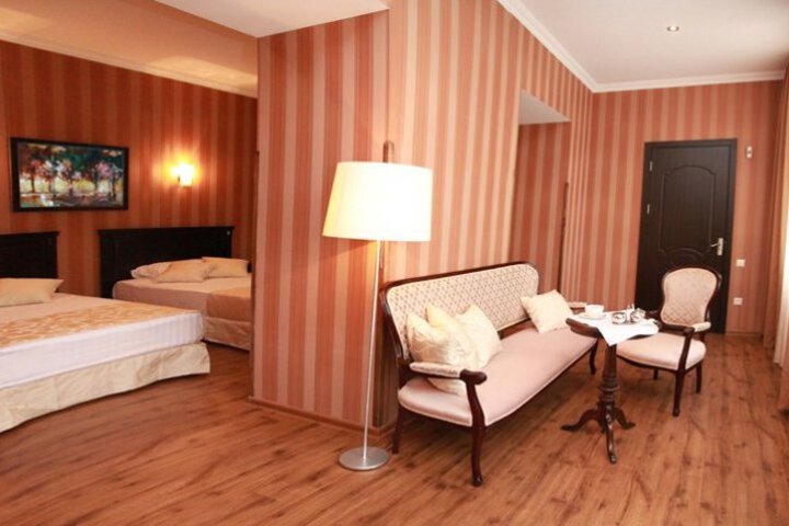 Room 5 of 8