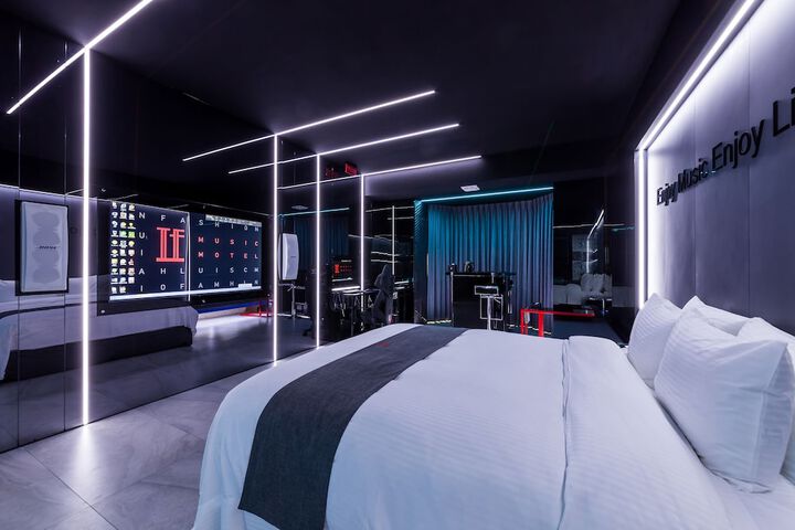 Room 18 of 99