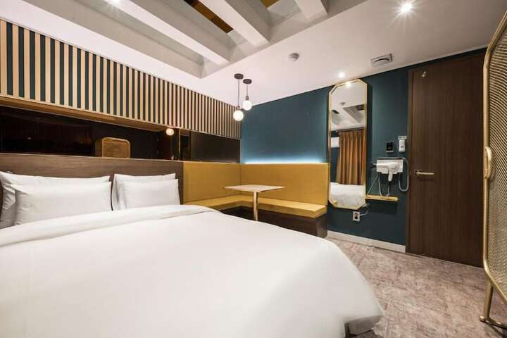 Room 9 of 26