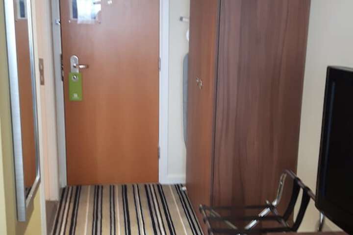 Room 3 of 101