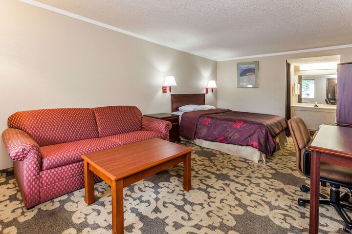 1 Queen Bed (2 of 9)