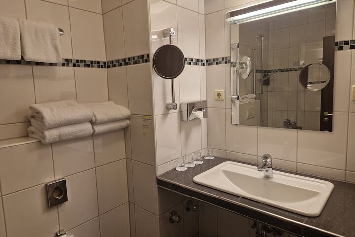 Room 15 of 171