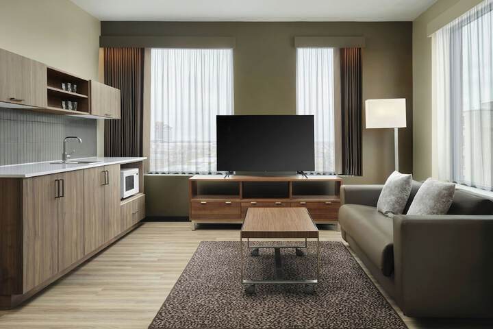 Lounge 32 of 35