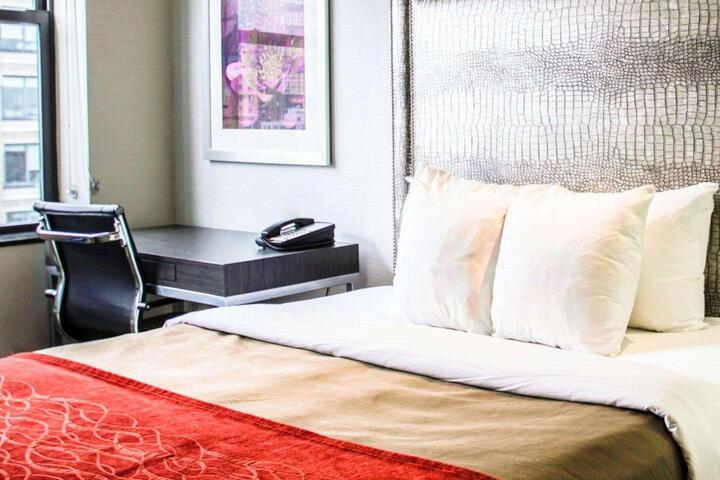 1 Queen Bed Basement Work Desk Refrigerator WiFi Coffee Tea Maker Continental Breakfast (4 of 7)