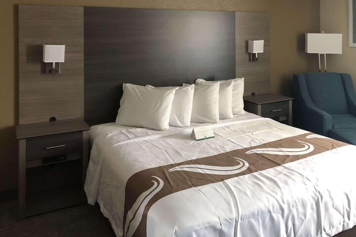 1 Queen Bed Accessible (6 of 26)