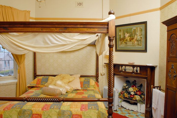 Room 11 of 38