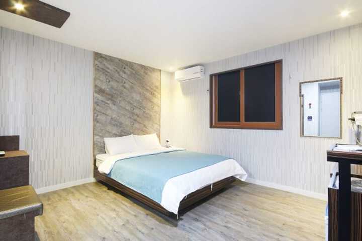 Room 43 of 48