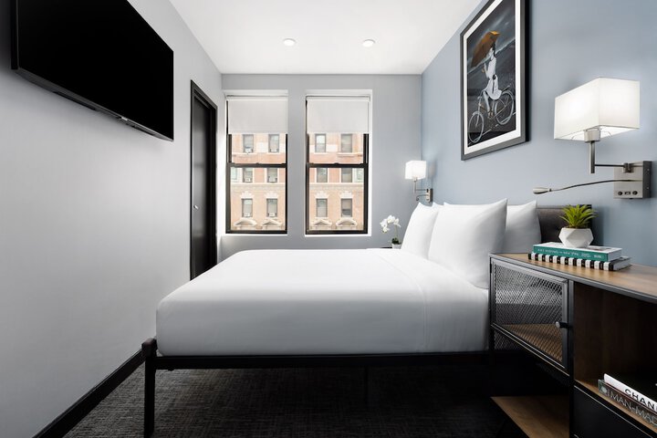 1 Queen Bed (3 of 24)
