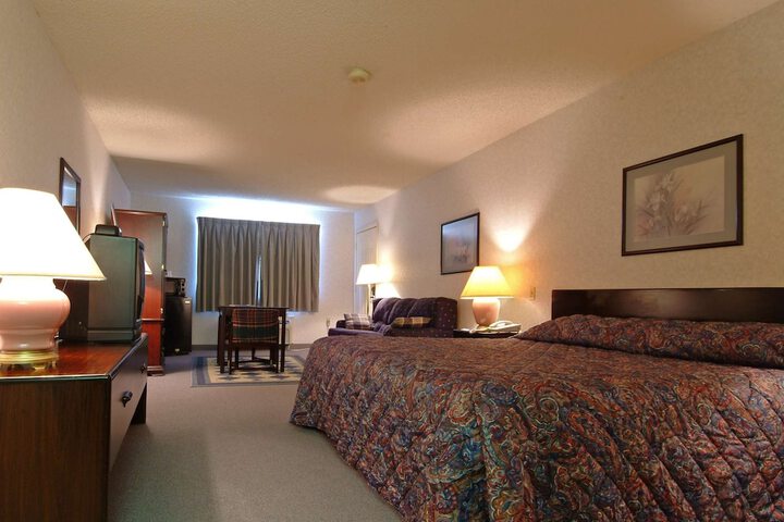 Deluxe King Bed (6 of 7)
