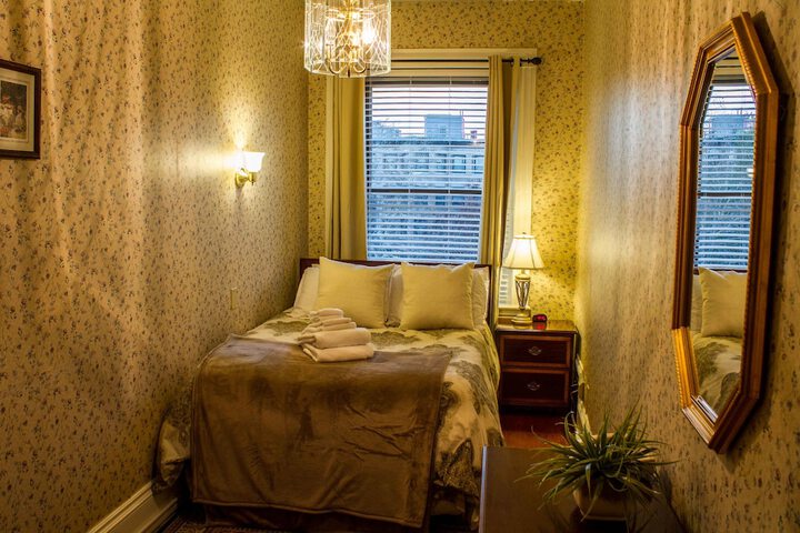 Room 8 of 9