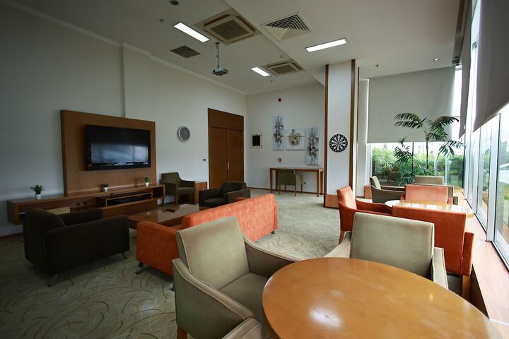 Lounge 50 of 54