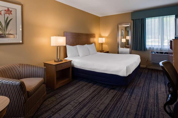 1 King Bed Sofa Bed Microwave and Refrigerator WiFi Full Breakfast (1 of 8)