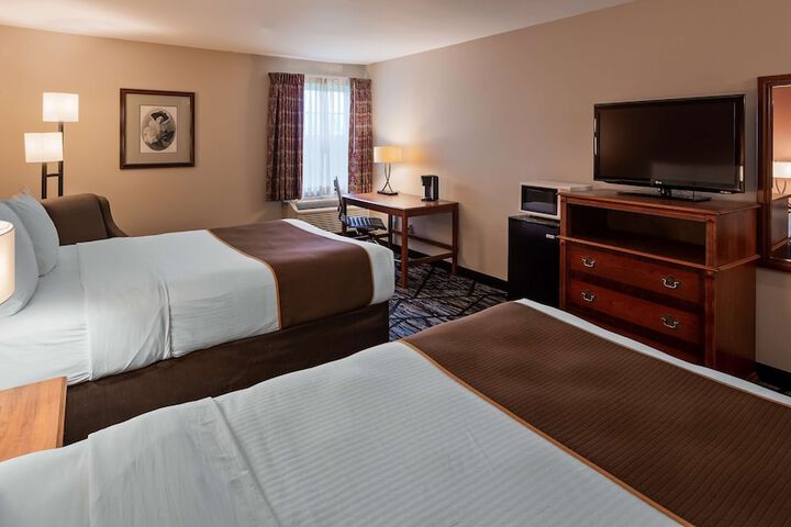 2 Double Beds Work Desk Chair with Ottoman Microwave and Refrigerator Full Breakfast (2 of 7)