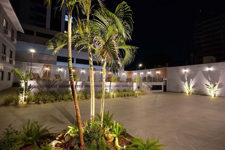 Hotel Exterior 27 of 28